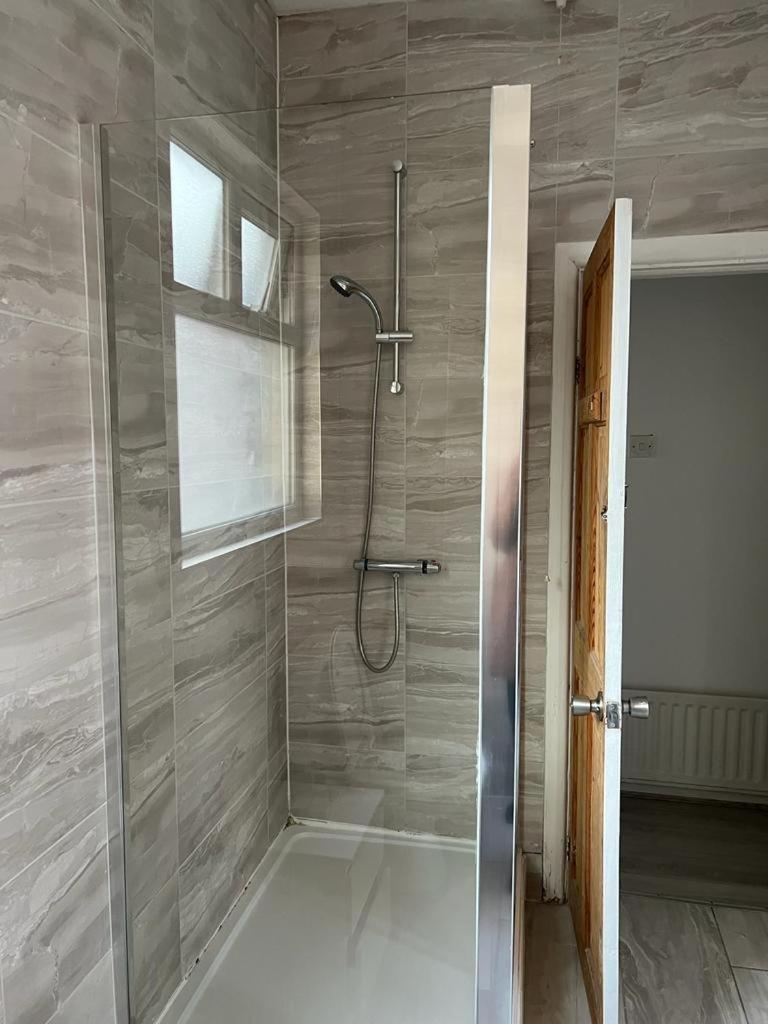 Comfortable Double Bed Located Near City Centre, Suitable For Contractors Health Care Professionals Or Long Business Stays In Coventry Or Delightful Holidays In Coventry Or Within The West Midlands Area Free Wifi Tea And Coffee Provided المظهر الخارجي الصورة